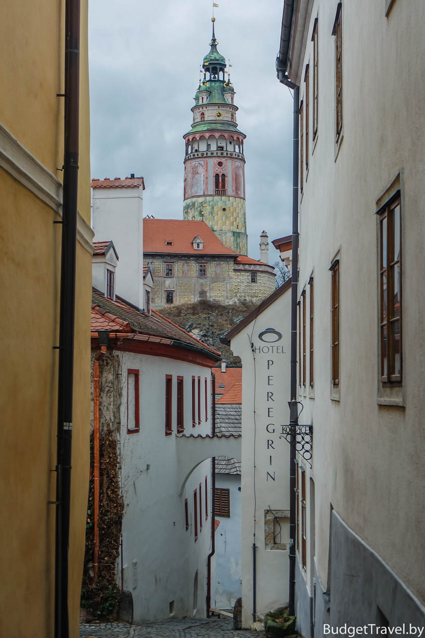 Вид на башню Крумловского замка из старого города