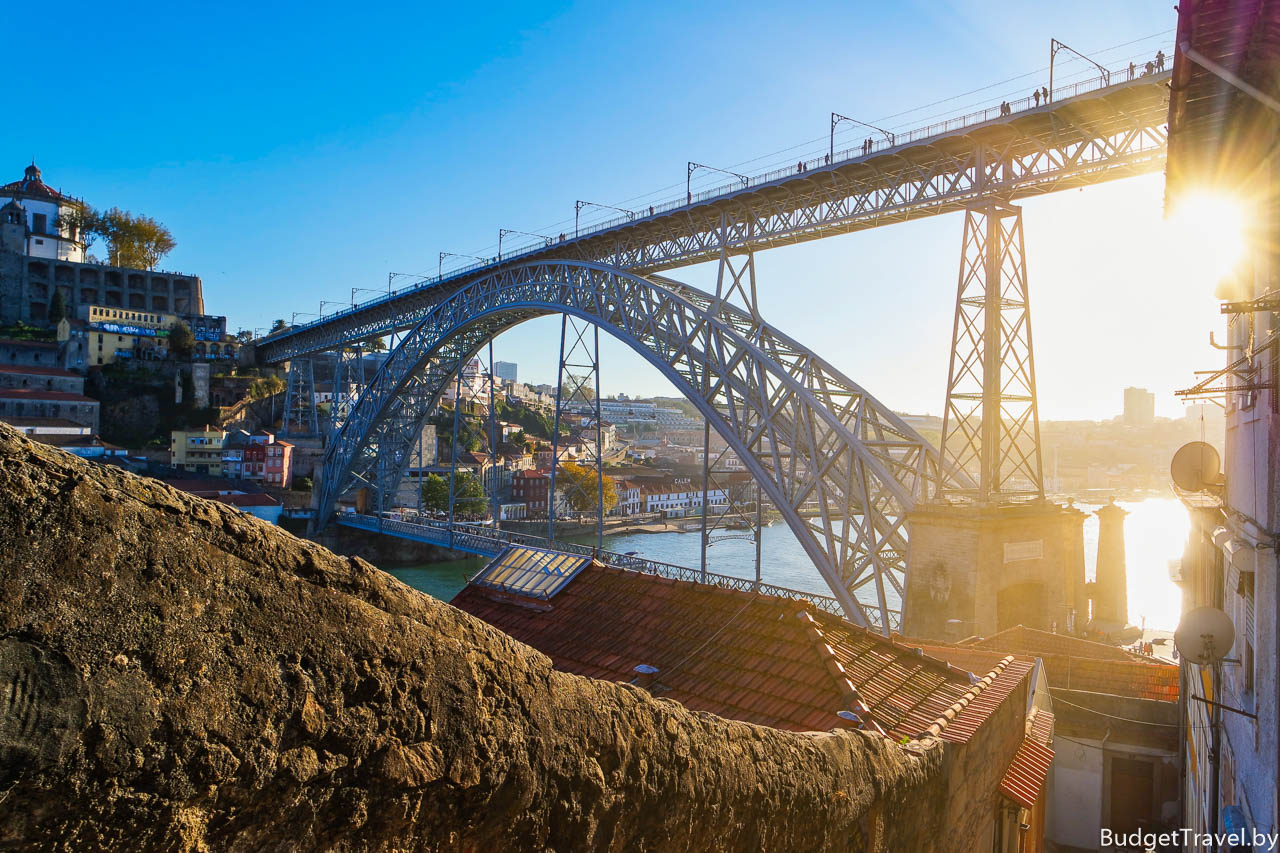 Вид на мост Ponte Luiz I с улицы Escadas dos Guindais