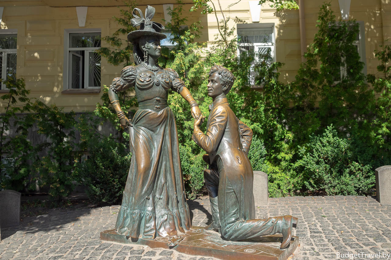 Памятник Проня Прокоповна и Голохвастов