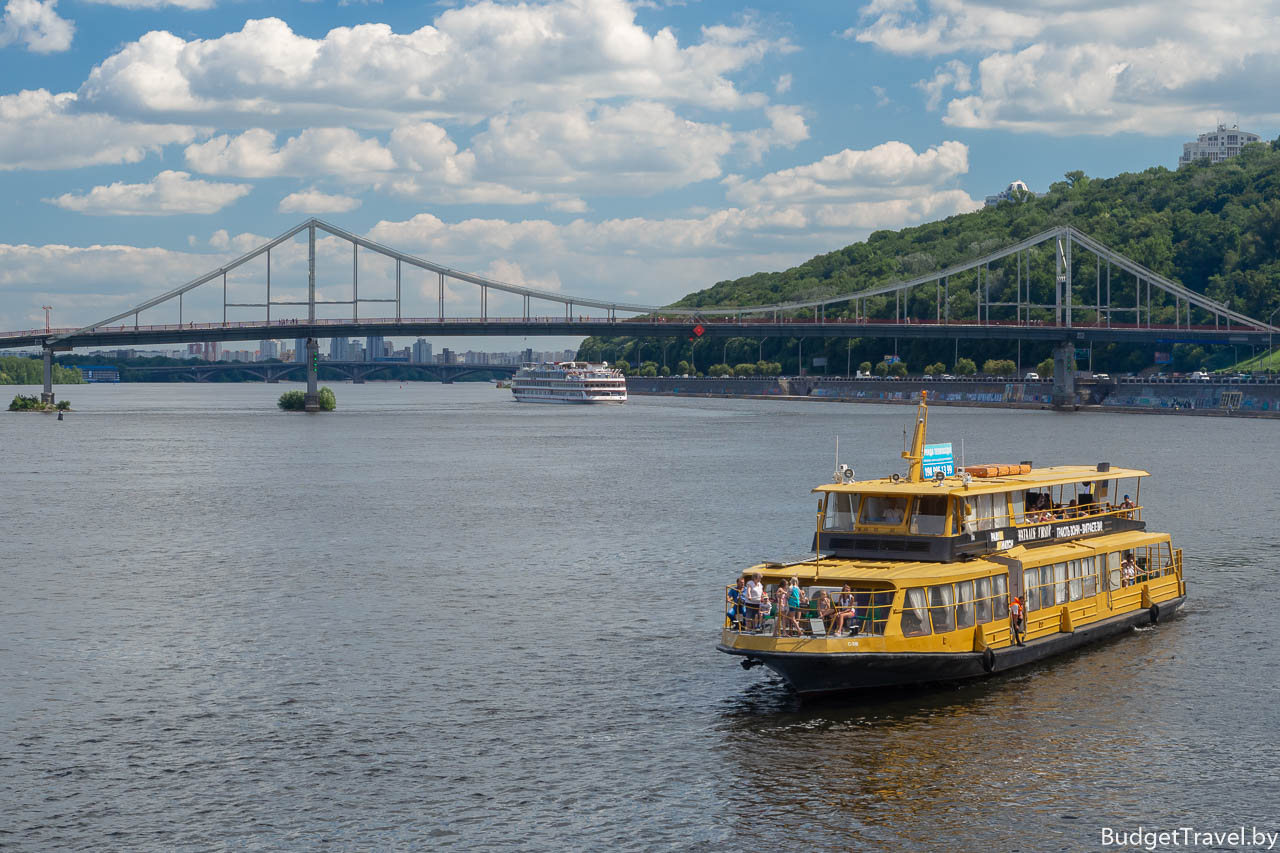 Туристический корабль на реке Днепр
