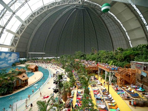 Потрясающий тропический курорт, расположенный внутри ангара (13 фото)