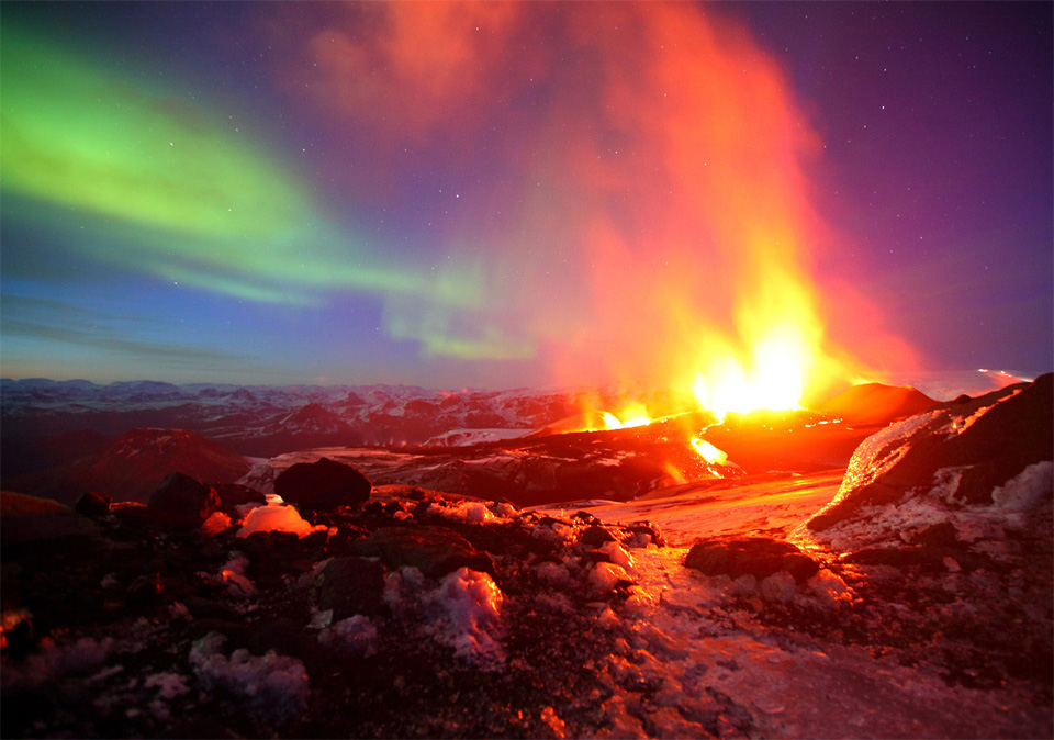 5erupting-volcano-with-northern-light-iceland
