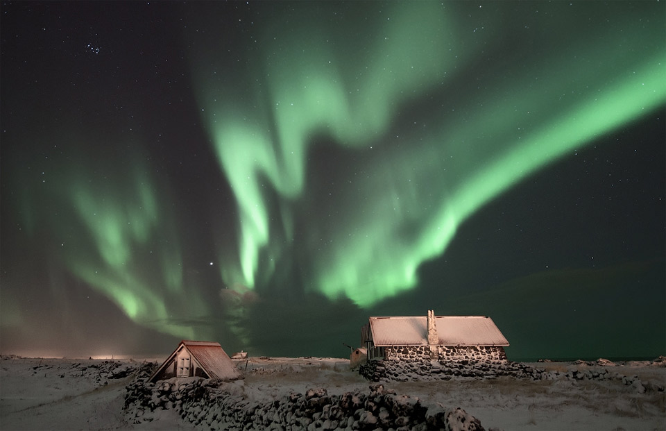 6aurora-borealis-over-cabins-in-iceland