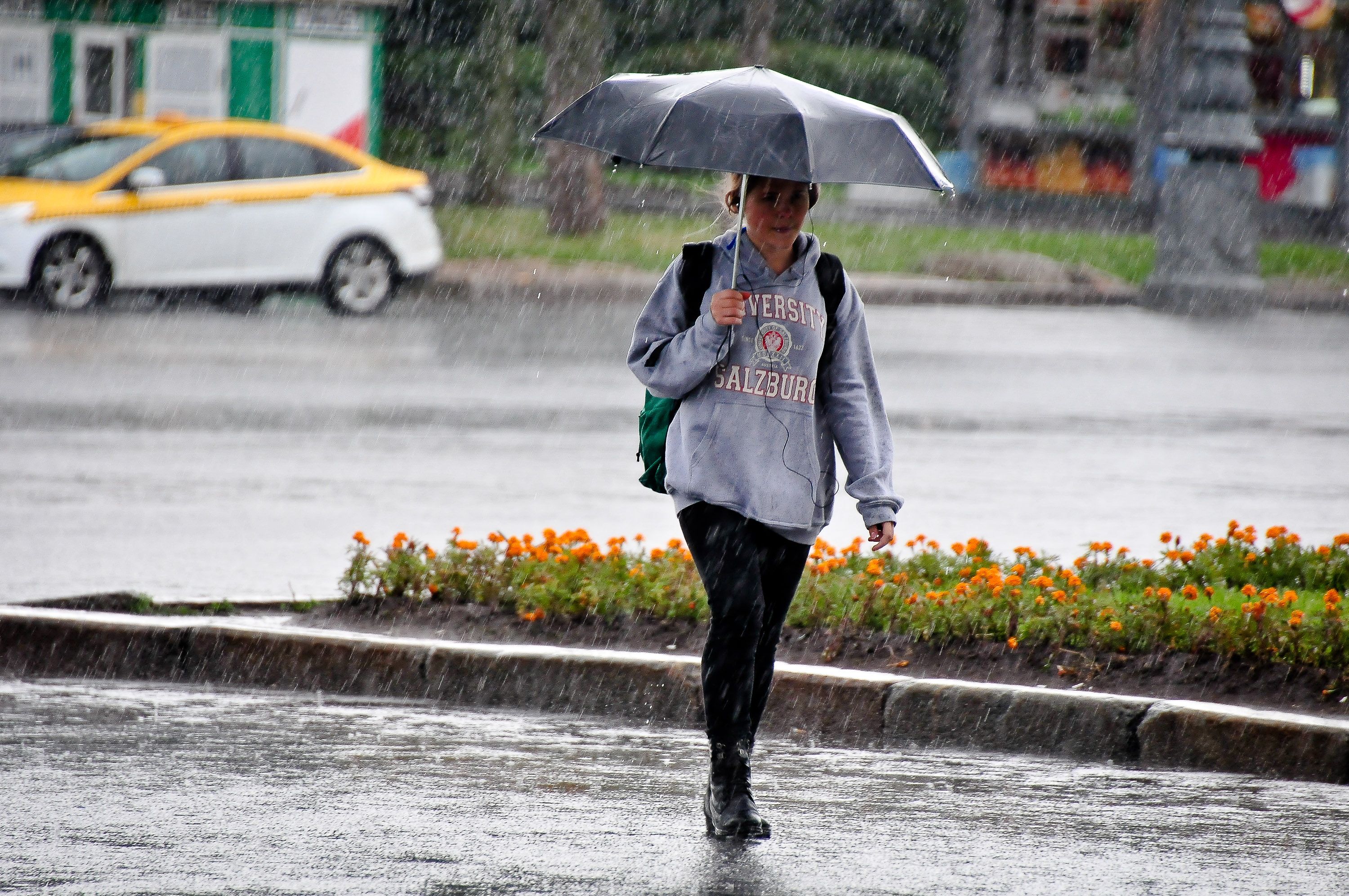 Сегодня какая погода дождь есть. Потепление и дождь. Люди на улице весной. Ливень в Москве весной.