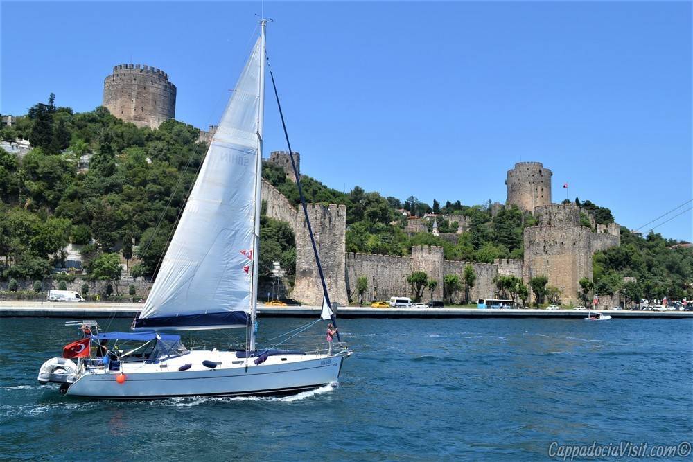 Яхта на фоне крепости Румели Хисары - Стамбул