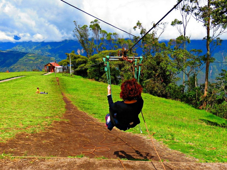 Линия zipline рядом с качелями на краю света