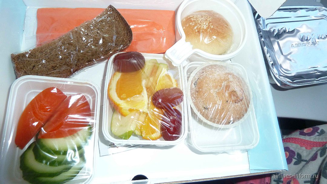Что можно брать в самолет из еды. Еда в самолете запечатанная. Фруктовое питание Аэрофлот. Продукты питания в ручной клади. Еда в самолете с собой Аэрофлот.
