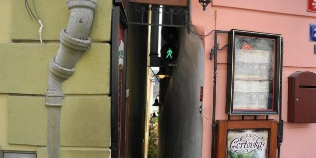 Самая узкая улица в Праге — Винарна Чертовка