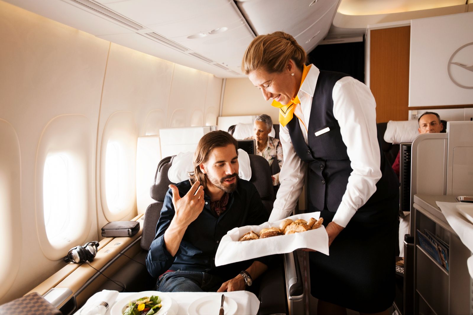 Первый человек на самолете. Самолет с пассажиром. Стюардесса бизнес-класса. Первый класс в самолете. Бизнес класс люди.
