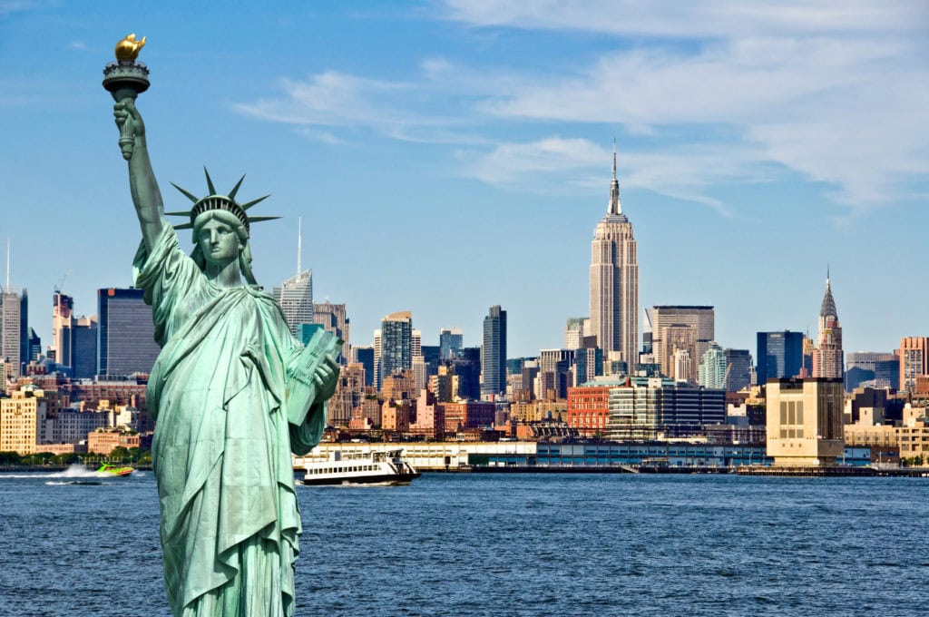 Нью-Йорк, США. New York skyline and the Statue of Liberty, New York City collage, travel and tourism postcard concept, USA