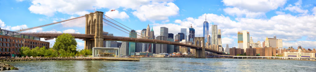 Нью-Йорк, США. New York City Brooklyn Bridge panorama with Manhattan skyline