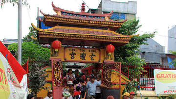 У самого старого китайского храма Джакарты