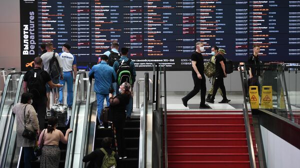 Люди в аэропорту Шереметьево в Москве