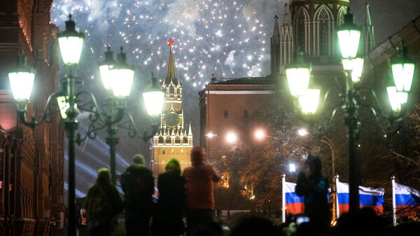 Жители Москвы и туристы во время празднования Нового года на Манежной площади в Москве