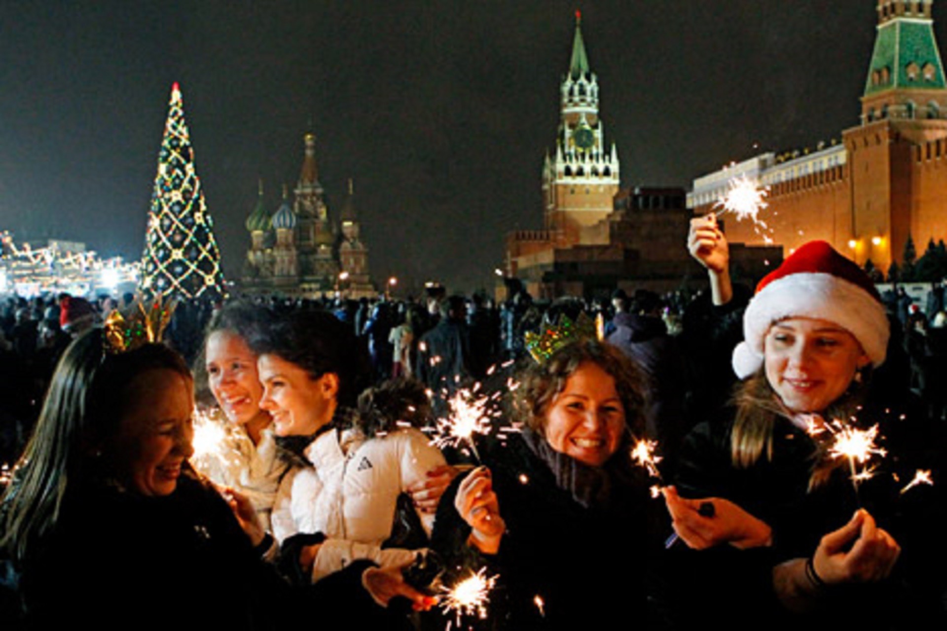 Кто раньше встречает новый год. Празднование нового года. Новый год в России люди отмечают. Праздник новый год в России. Празднование нового года в России.