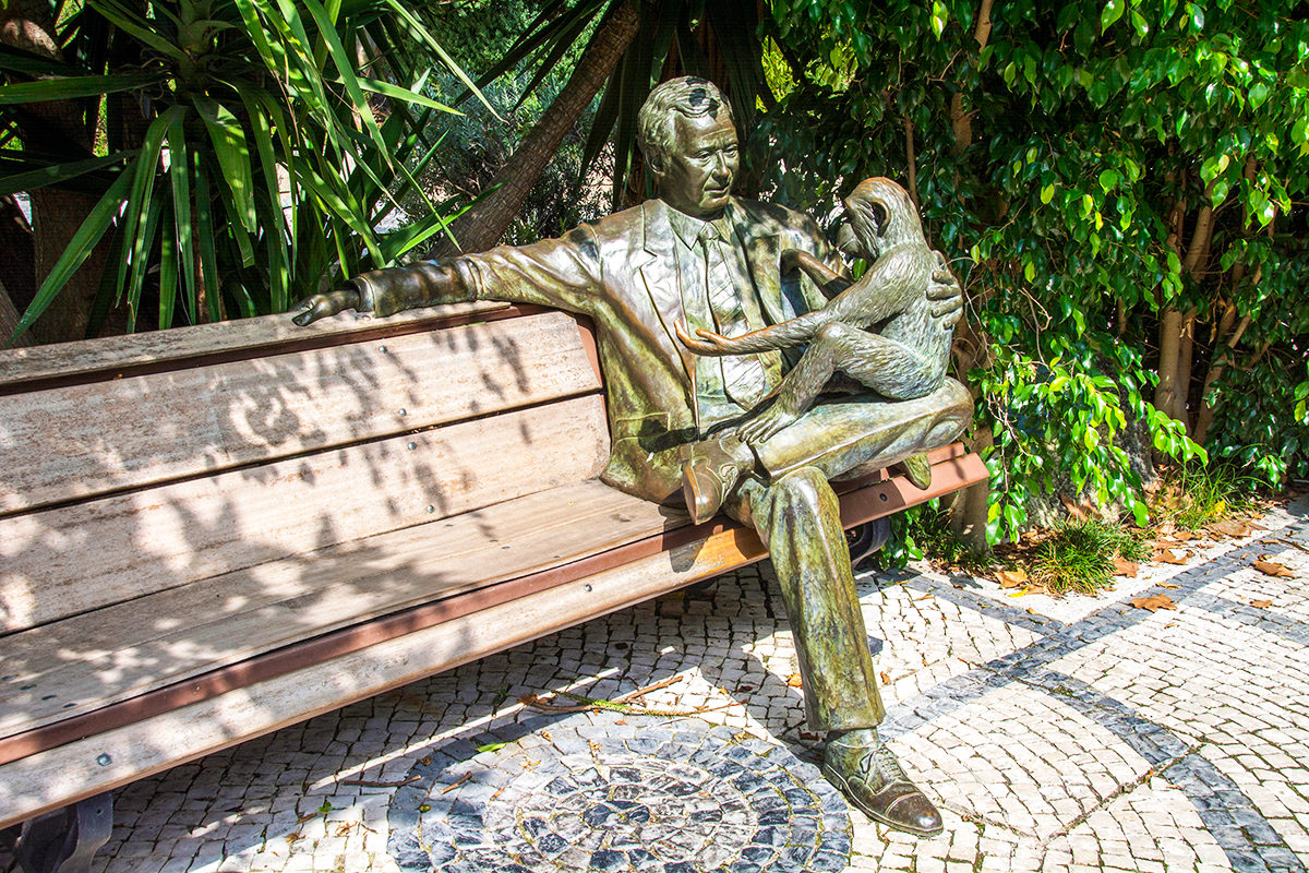 Скульптура на лавочке, зоопарк Лиссабона