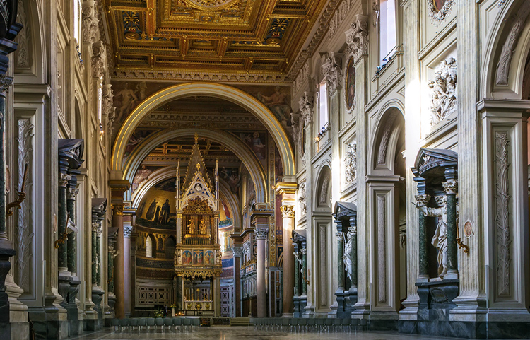 Базилика Святого Иоанна Латеранского внутри