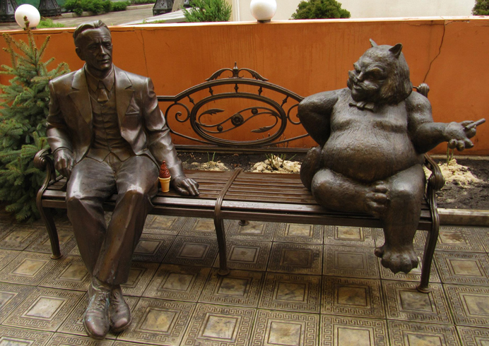 Памятник «Булгаков с Бегемотом на лавочке»