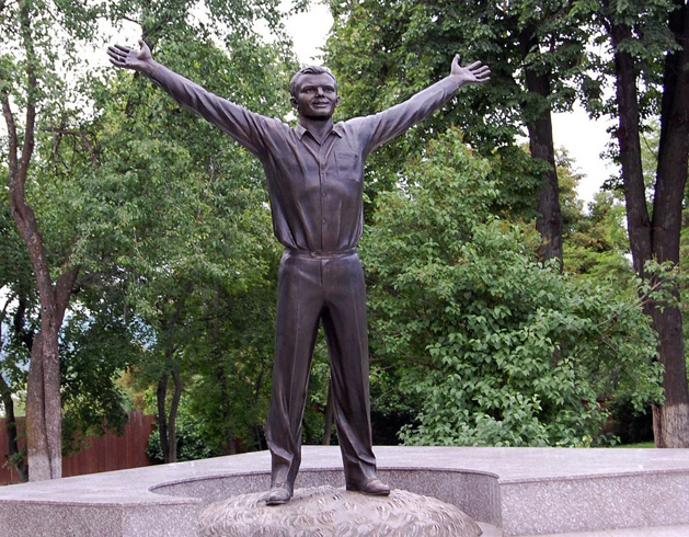 Памятник молодому Юрию Гагарину