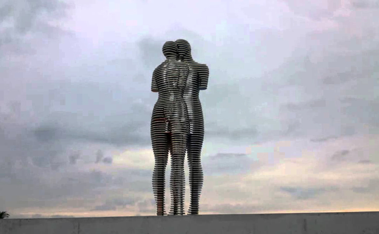 Металлическая скульптура «Любовь»