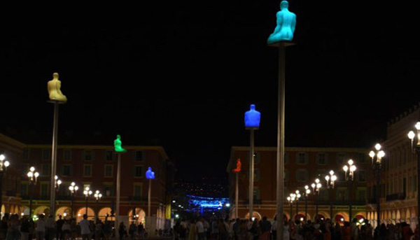 Светящиеся статуи на площади Массена