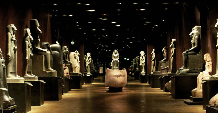внутри египетского музея