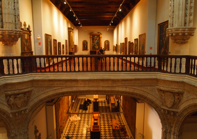 Внутри музея де Санта-Крус