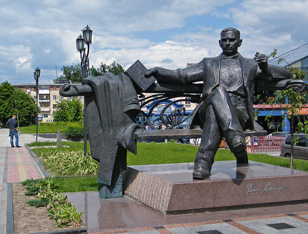 Памятник Уласу Самчуку
