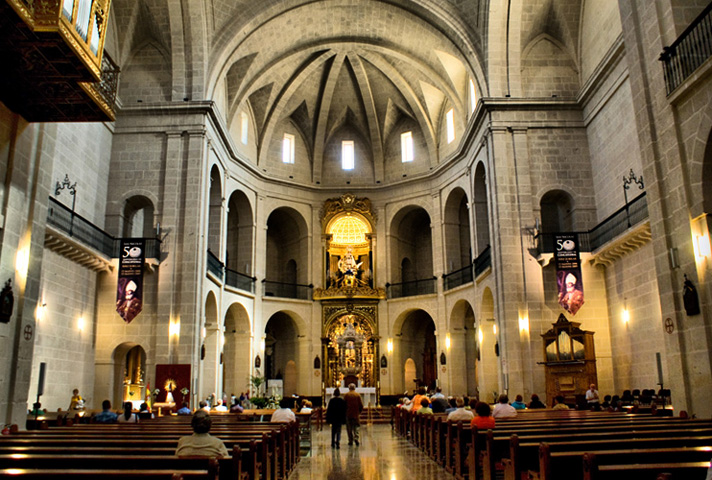Внутри храма святого Николая де Бари