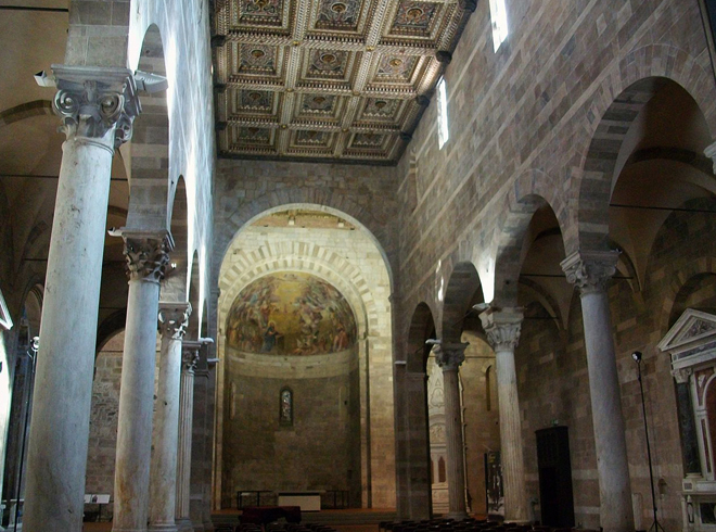 Внутри церкви Санти Джованни и Репарата