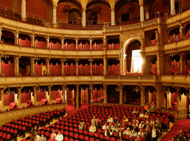 Внутри оперного театра