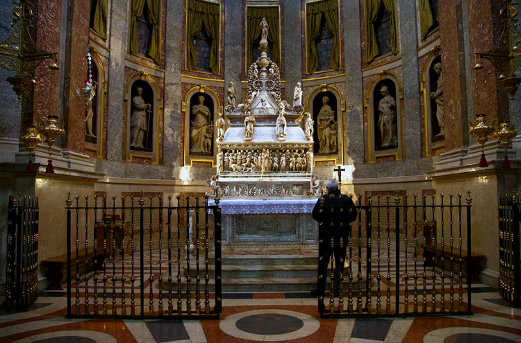 Внутри базилики Сан Доменико