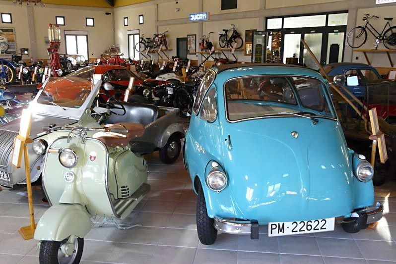 Музей старинных автомобилей и мотоциклов – настоящий рай для любителей моторов