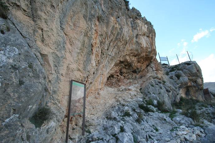 Тропинка, ведущая к пещере, довольно узкая, но для безопасности туристов здесь установили ограждение