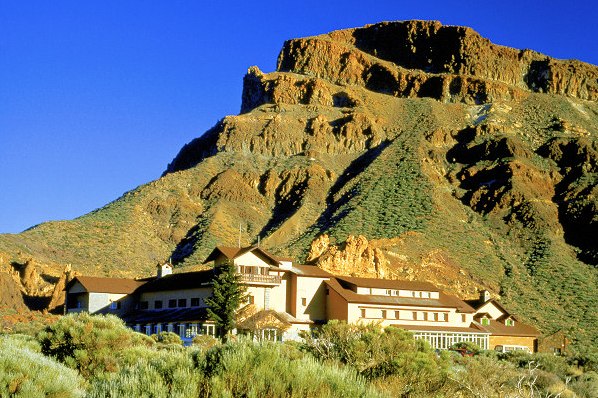 Загадочная гора Cañadas del Teide и одноименный отель у подножья