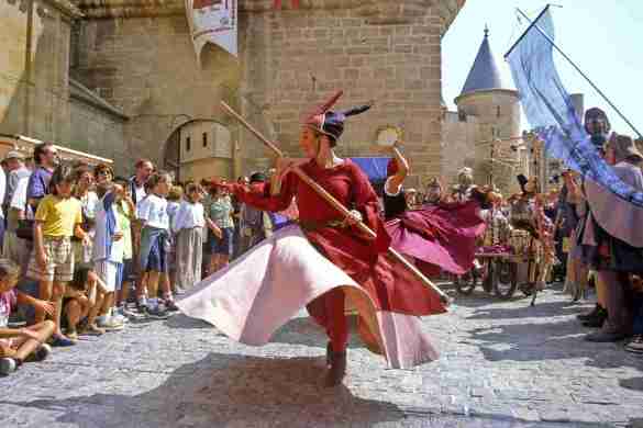 Во время средневековой ярмарки на улицах проходят театрализованные представления