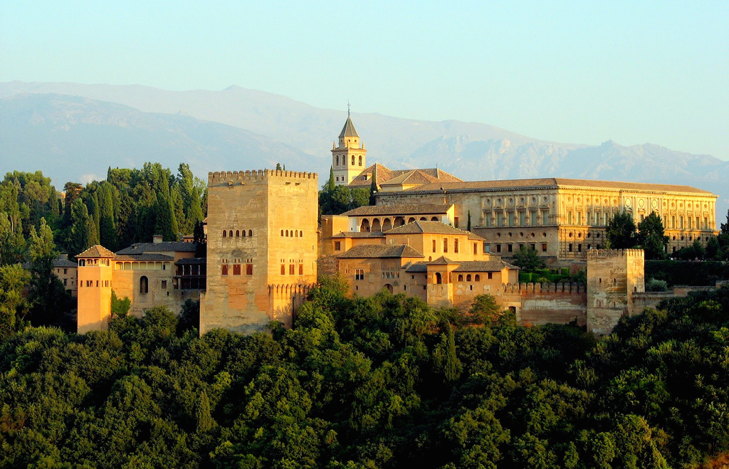 Вид на замок Альгамбра в Испании