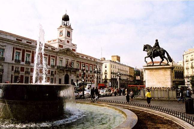 Конная статуя короля Карла III на площади Пуэрта-дель-Соль