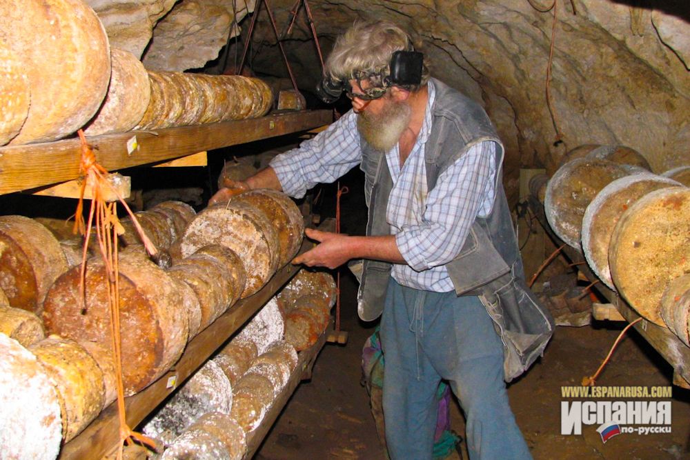 Сыры Испании: фермер с сыром кабралес в пещере