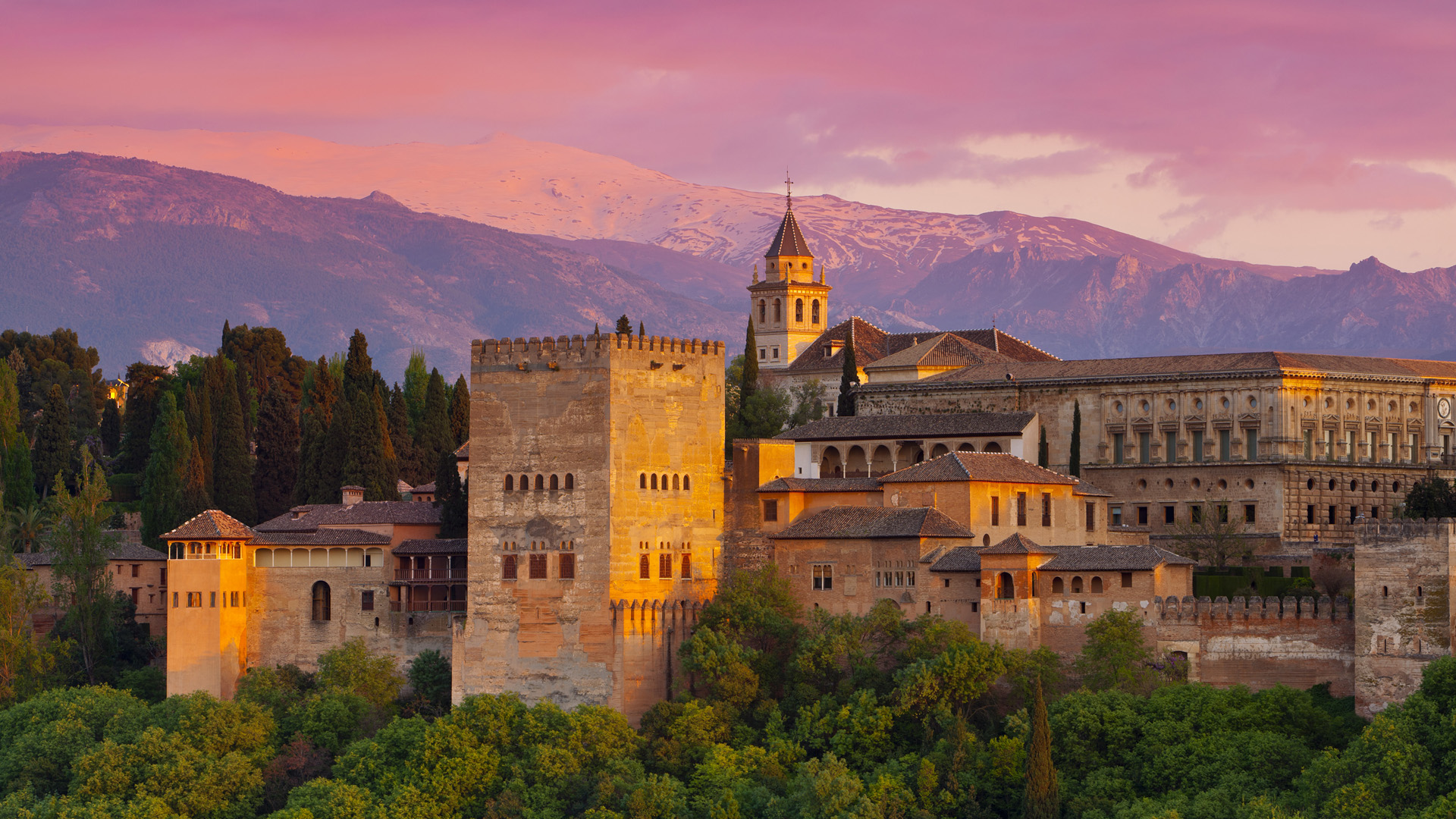 Вид на замок Альгамбра в Испании