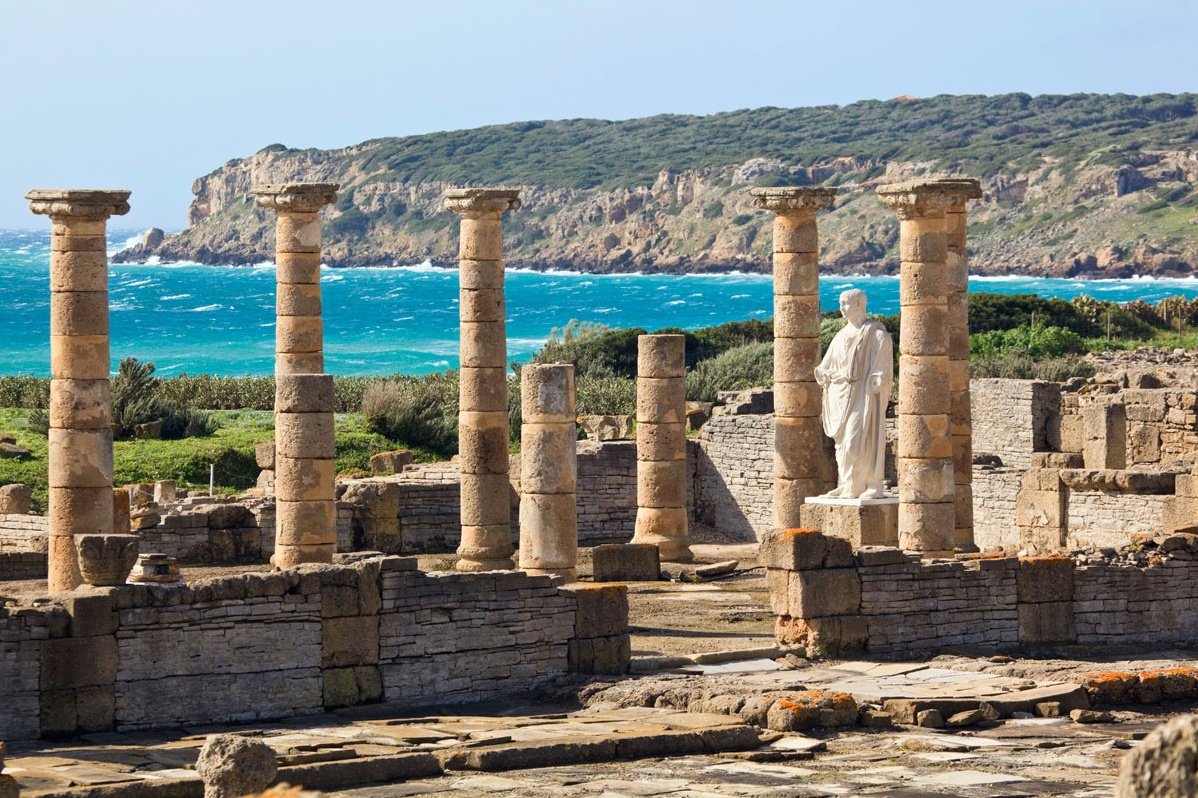 Руины древнеримского города Баэло Клаудиа особенно живописно смотрятся на фоне океана