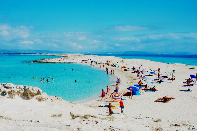 Нереально голубое море и белый песок очаруют вас на пляже Ses Illetes