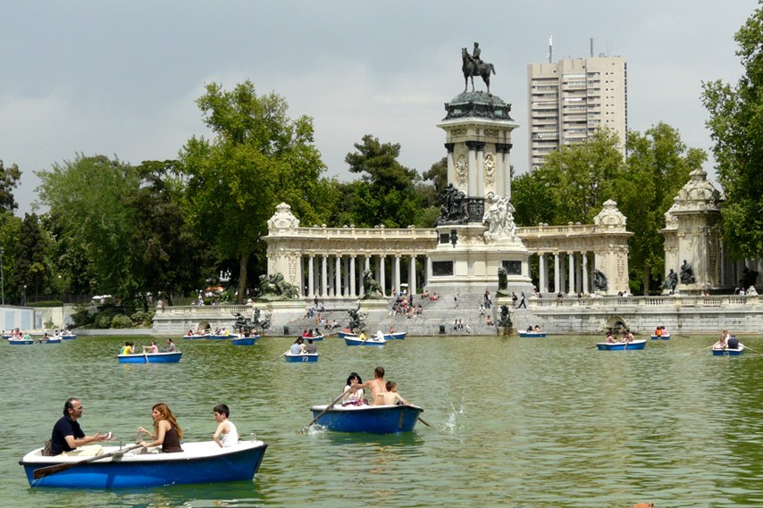 Парк с большим озером – любимое место отдыха жителей Мадрида
