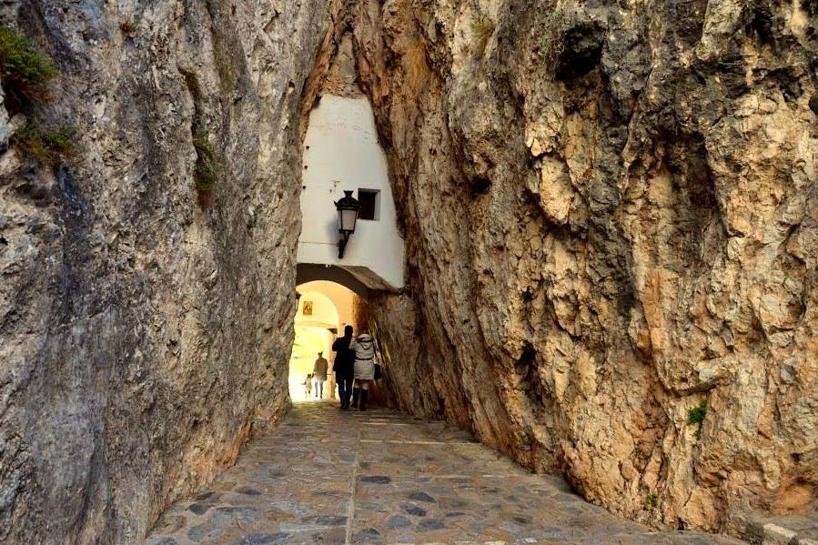 Чтобы попасть в старую часть города, необходимо пройти через 8-метровый тоннель, прорубленный в скале
