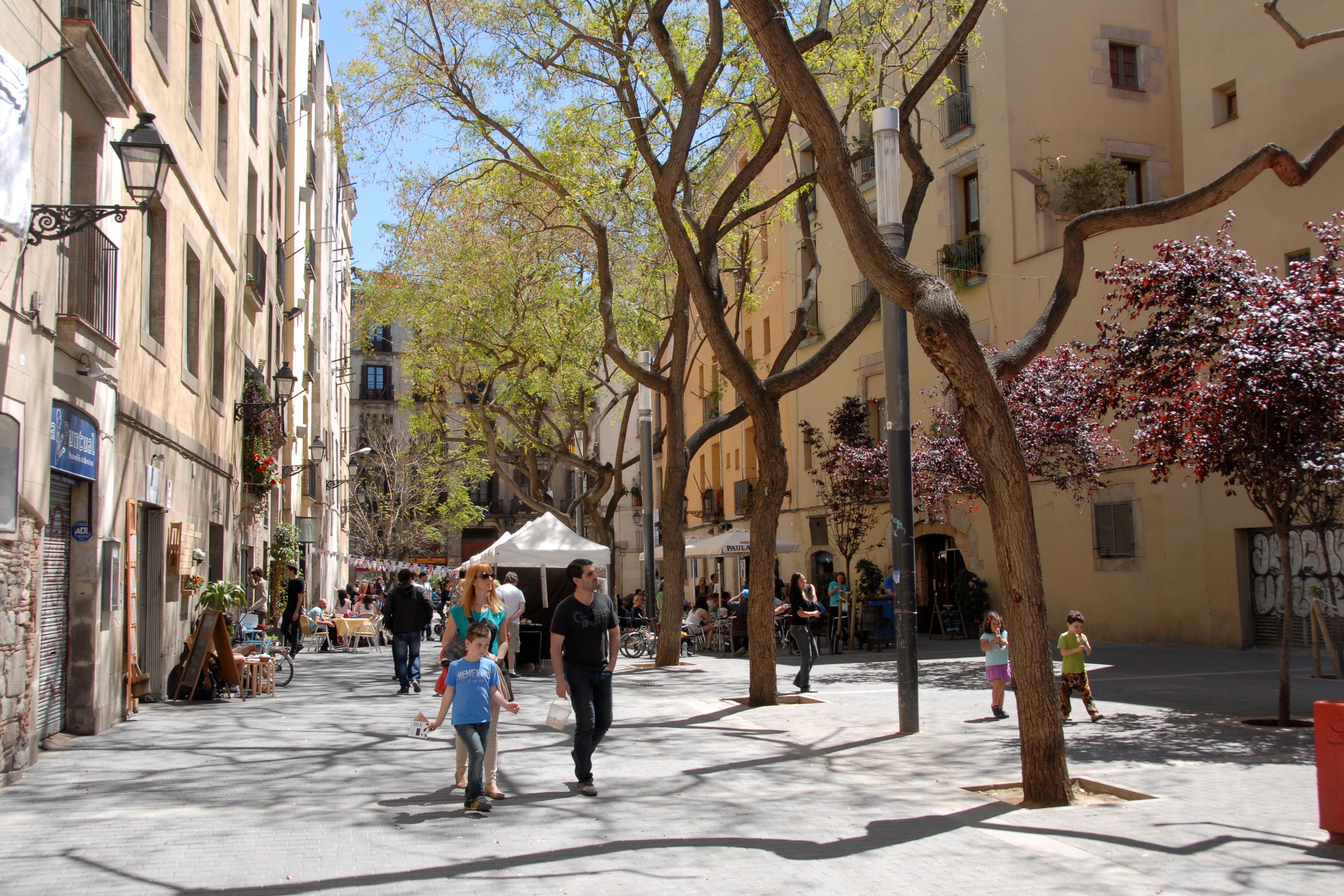 Барселона, Allada Vermell. Пешеходная зона была создана из двух темных старинных улочек