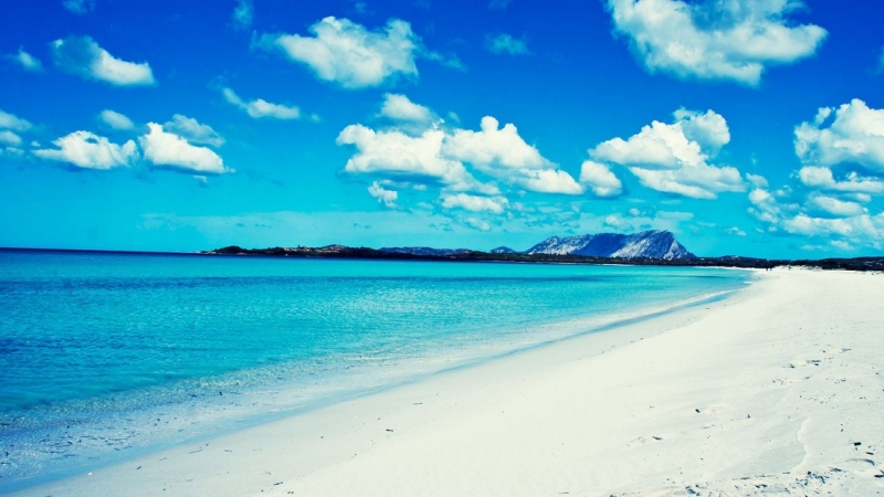 Голубое море и белоснежный песок Сардинии