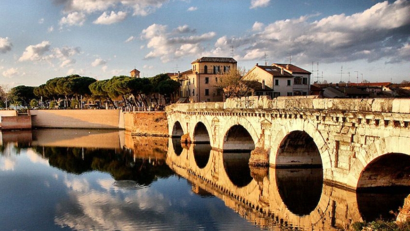 Красивейший старый мост Тиберия в Римини