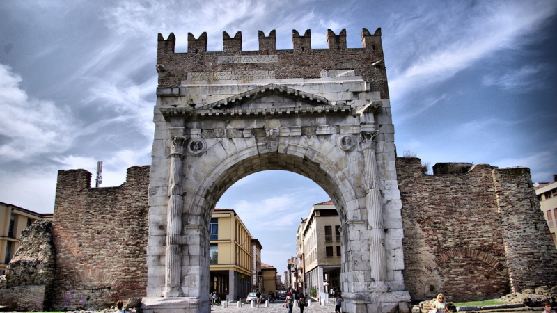 Знаменитая арка Августа в Римини