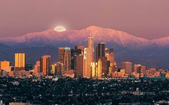 Лос-Анджелес на фоне гор