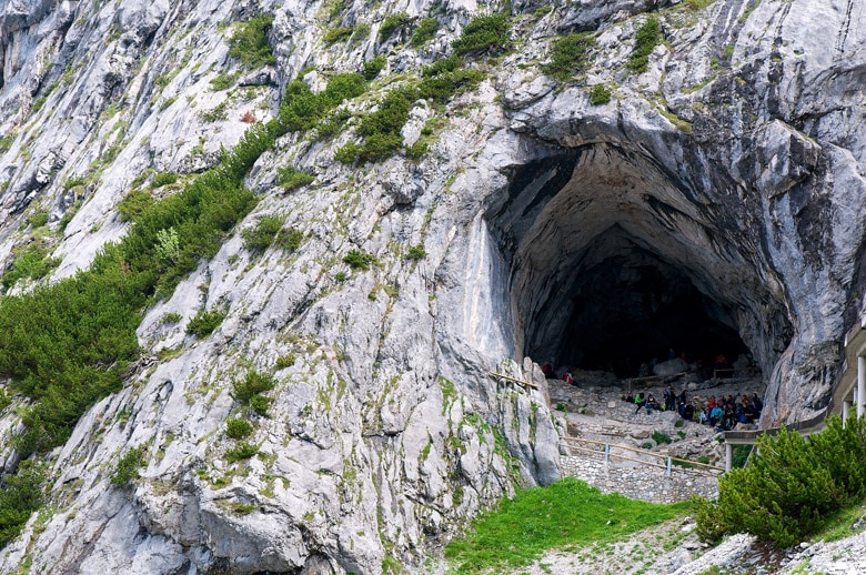Вход в ледяную пещеру в Австрии